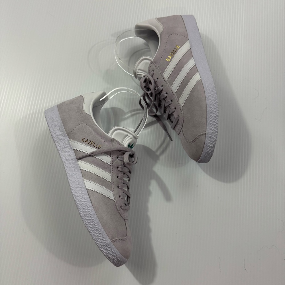 50. NWOT Women’s Adidas light purple & White Sneakers Classic Sporty Design(7.5)